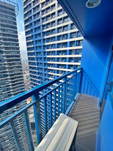a balcony with a bench on a blue railing at Air Residences-Stylish&Comfort Stay High flat with balcony in Manila