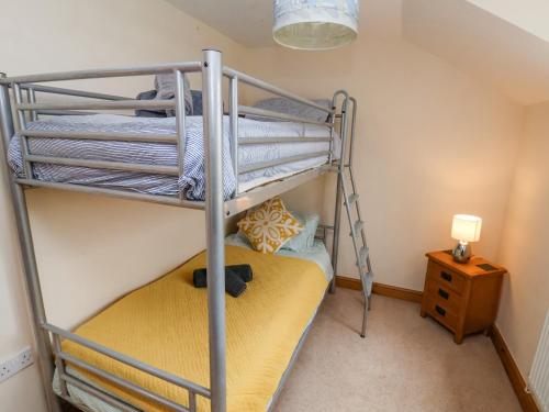 1 Schlafzimmer mit 2 Etagenbetten in einem Zimmer in der Unterkunft Maes Yr Haf in Rhyl