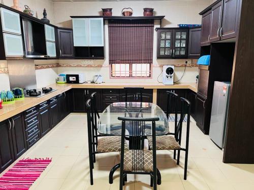 Kjøkken eller kjøkkenkrok på Homestay 4 bilik besar dan selesa by HaniHana