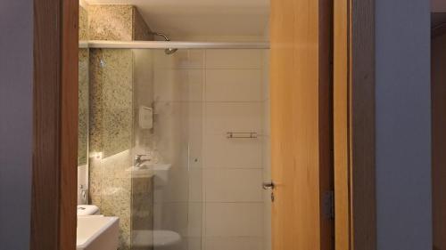 a bathroom with a shower and a sink at Haus Flat particular em Brasilia in Brasilia