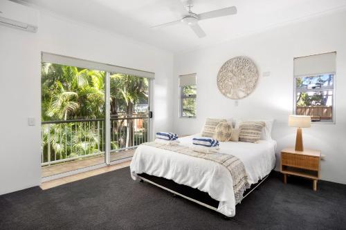 Postel nebo postele na pokoji v ubytování Unit 8 Taralla 18 Edgar Bennett Avenue Noosa Heads