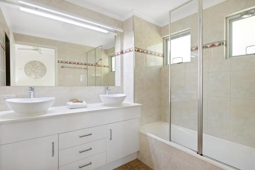 Koupelna v ubytování Unit 8 Taralla 18 Edgar Bennett Avenue Noosa Heads