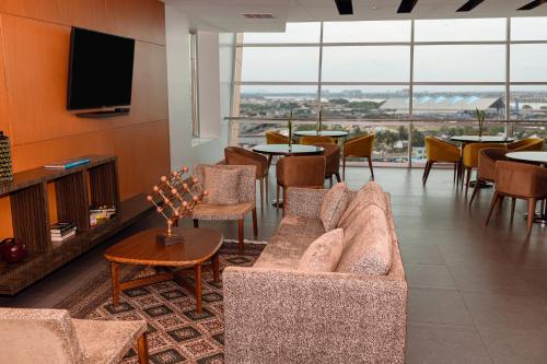 A seating area at Holiday Inn Guayaquil Airport, an IHG Hotel