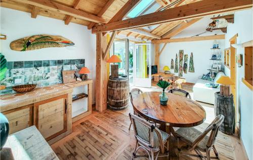 une salle à manger avec une table et des chaises en bois dans l'établissement 2 Bedroom Gorgeous Home In Plouguerneau, à Plouguerneau