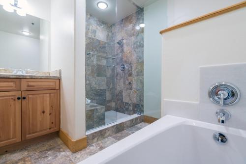 Ванная комната в Bear Creek Lodge 309C by Alpine Lodging Telluride