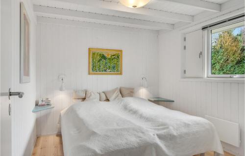 um quarto branco com uma cama e uma janela em Beautiful Home In Jgerspris With Wifi em Jægerspris