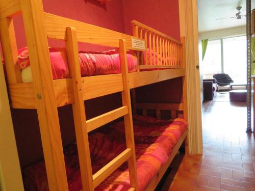 quelques lits superposés dans une chambre dans l'établissement Studio cabine à Sète avec terrasse, parking et proche plage - FR-1-338-375, à Sète