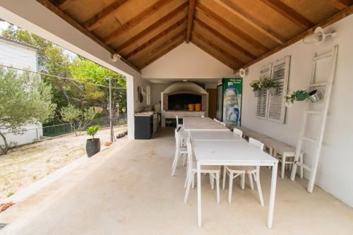 een groep tafels en stoelen op een patio bij Apartments More Sunce in Seline