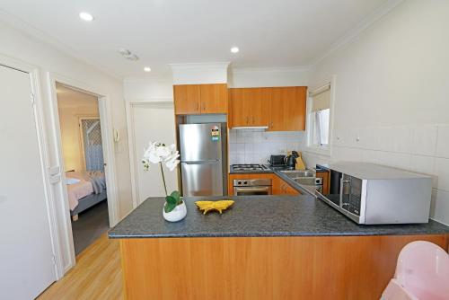 Una cocina o cocineta en Hidden Gem 1-Bedder in Box Hill Prime Location