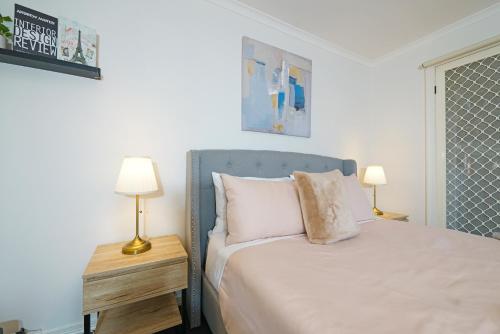 Una cama o camas en una habitación de Hidden Gem 1-Bedder in Box Hill Prime Location