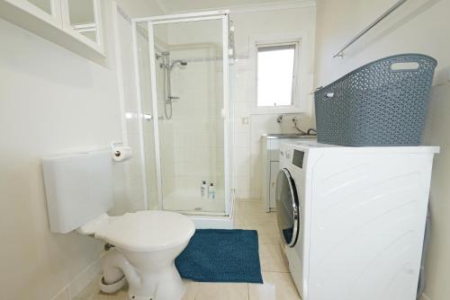 博士山的住宿－Hidden Gem 1-Bedder in Box Hill Prime Location，一间带卫生间和洗衣机的浴室
