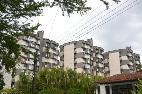 un grupo de edificios de apartamentos en una ciudad en Acogedor apartamento vacacional en zona centrica de Ibague, en Ibagué