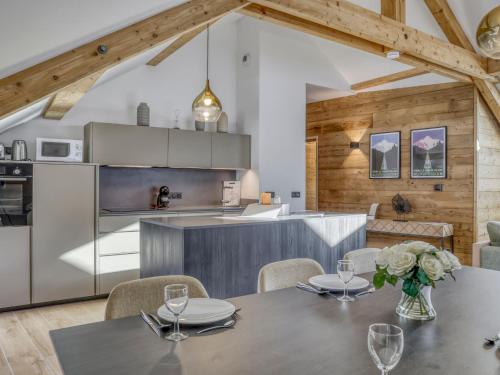 une cuisine et une salle à manger avec une table et des chaises dans l'établissement Appartement moderne avec accès direct aux remontées mécaniques à Saint-Gervais-les-Bains - FR-1-663-19, à Saint-Gervais-les-Bains