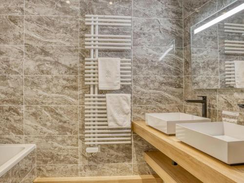une salle de bain avec un lavabo et un miroir dans l'établissement Appartement moderne avec accès direct aux remontées mécaniques à Saint-Gervais-les-Bains - FR-1-663-19, à Saint-Gervais-les-Bains