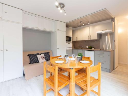 une cuisine et une salle à manger avec une table et des chaises dans l'établissement Appartement 4 pers, centre Saint-Lary, proche Thermes et télécabine, terrasse sud, parking, wifi - FR-1-296-464, à Saint-Lary-Soulan