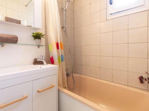 Kúpeľňa v ubytovaní Appartement 4 pers, centre Saint-Lary, proche Thermes et télécabine, terrasse sud, parking, wifi - FR-1-296-464