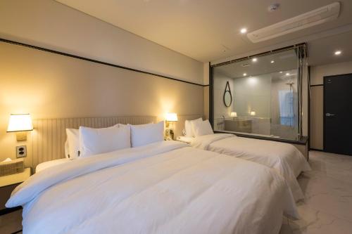 Ένα ή περισσότερα κρεβάτια σε δωμάτιο στο Browndot hotel Guseo
