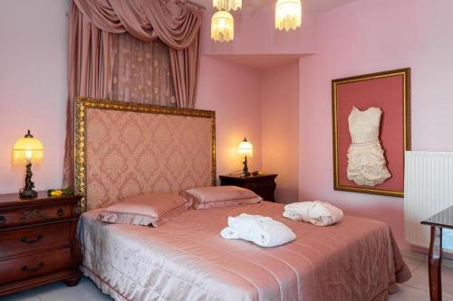Ένα ή περισσότερα κρεβάτια σε δωμάτιο στο Rafkos Mansion with Private Pool and Amazing View