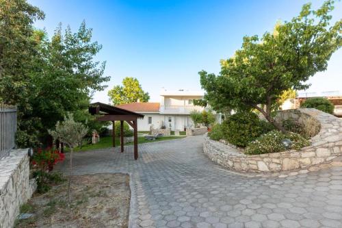 Κήπος έξω από το Rafkos Mansion with Private Pool and Amazing View