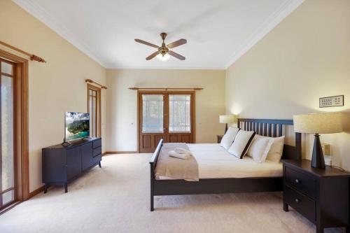 1 dormitorio con 1 cama y ventilador de techo en The Fletcher Estate en Nulkaba