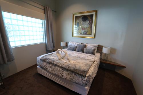 a bedroom with a bed and a window at Margaret River Mainstreet Apartment in Margaret River Town