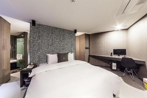 Llit o llits en una habitació de Jbis Hotel