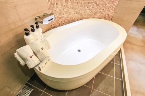 Jbis Hotel في Uijeongbu: حمام مزود بحوض استحمام ومرحاض