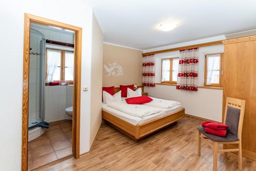 a bedroom with a bed and a bathroom at Gästehaus Hinterponholz in Ramsau