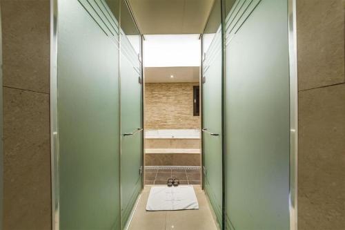 Koupelna v ubytování Jbis Hotel