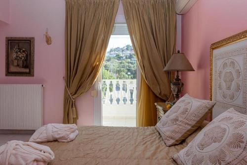 Ένα ή περισσότερα κρεβάτια σε δωμάτιο στο Rafkos Mansion with Private Pool and Amazing View