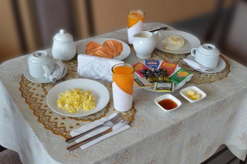 - Mesa con desayuno de huevos y cruasanes en Qori Arequipa, en Arequipa