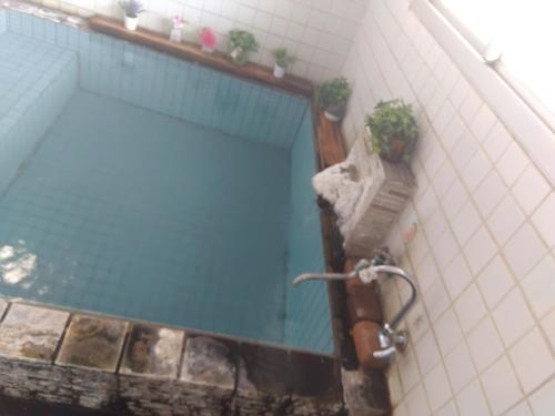 baño con piscina con lavabo en さくら山荘, en Omachi