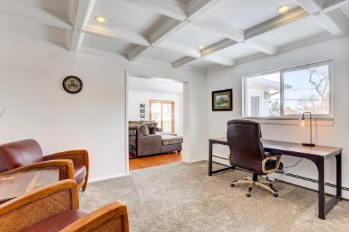 una oficina con escritorio, sillas y sofá en Denver Home with Game Room, 11 Mi to Downtown!, en Centennial