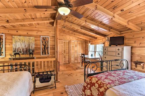 Ένα ή περισσότερα κρεβάτια σε δωμάτιο στο Stunning Ellijay Cabin with Community Amenities