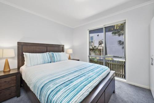 um quarto com uma cama grande e uma janela em Poseidon em Apollo Bay
