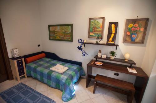 Dormitorio pequeño con cama y mesa en B&B Le Viole, en Arce