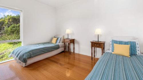 Un dormitorio con dos camas y una ventana. en Rivernook, en Johanna