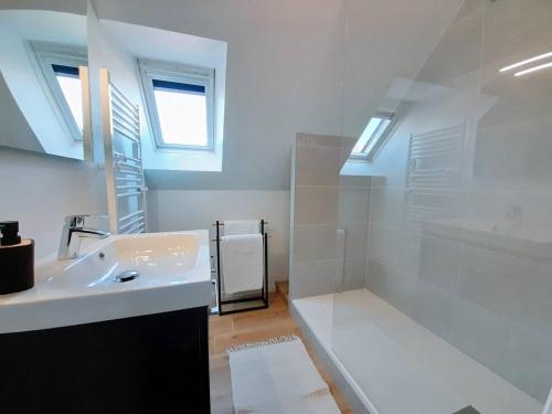 une salle de bain blanche avec un lavabo et une douche dans l'établissement Duplex à Carnac: 3 pièces, 35m², Sud, jardin, proche plage et commerces, 4 personnes - FR-1-477-53, à Carnac