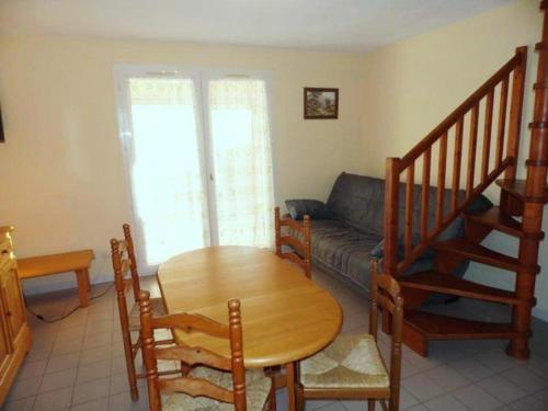 un salon avec une table et un canapé dans l'établissement Villa 4-6 couchages avec piscine, tennis et parking privé, proche plage – Marseillan - FR-1-326-532, à Marseillan