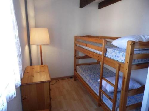 Ce lit se trouve dans un dortoir doté de 2 lits superposés et d'une lampe. dans l'établissement Villa 4-6 couchages avec piscine, tennis et parking privé, proche plage – Marseillan - FR-1-326-532, à Marseillan