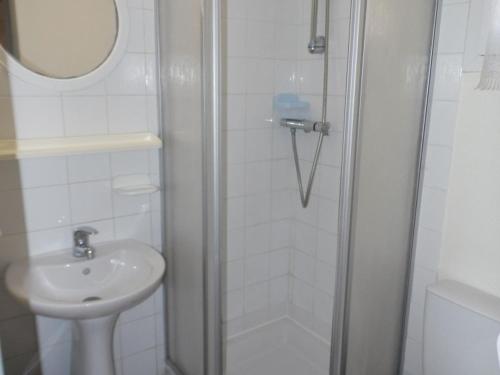 une salle de bain blanche avec une douche et un lavabo dans l'établissement Villa 4-6 couchages avec piscine, tennis et parking privé, proche plage – Marseillan - FR-1-326-532, à Marseillan