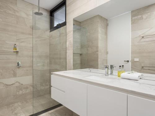  Iluka Blue -  Room  picture :   Shower    Bath    TV                           