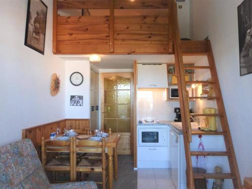 - une cuisine avec une mezzanine et une table dans une chambre dans l'établissement Studio/Mezzanine 4 Pers. à 200m de la Plage, Balcon, Garage Privatif - Saint-Hilaire-de-Riez - FR-1-224-772, à Saint-Hilaire-de-Riez