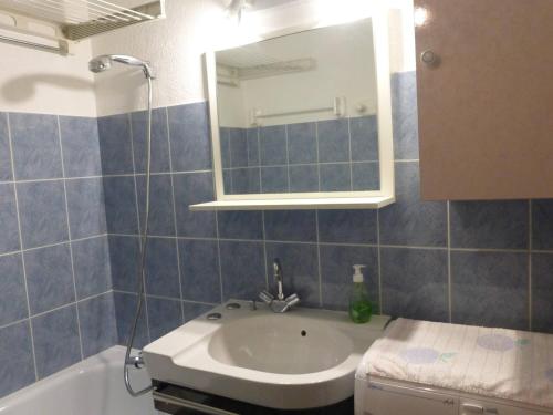 une salle de bain avec un lavabo, un miroir et une baignoire dans l'établissement Studio/Mezzanine 4 Pers. à 200m de la Plage, Balcon, Garage Privatif - Saint-Hilaire-de-Riez - FR-1-224-772, à Saint-Hilaire-de-Riez