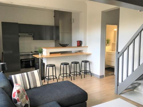 un salon avec un canapé et une cuisine dans l'établissement Studio rénové près du centre et de la plage avec parking et mezzanine - FR-1-4-594, à Saint-Jean-de-Luz