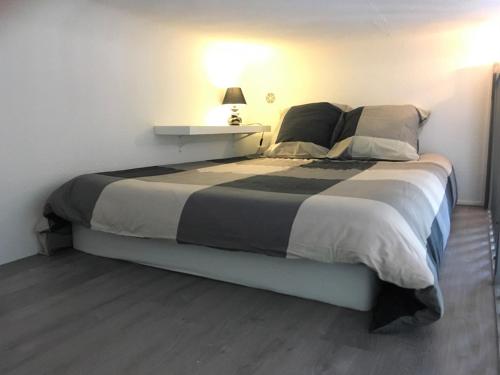 une chambre avec un grand lit dans une pièce dans l'établissement Studio rénové près du centre et de la plage avec parking et mezzanine - FR-1-4-594, à Saint-Jean-de-Luz