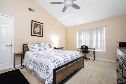 a bedroom with a bed and a ceiling fan at Beautiful cozy Retreat near Disney - spacious condo in Kissimmee