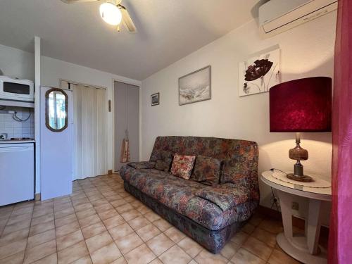 - un salon avec un canapé et une table dans l'établissement Appartement Cavalaire-sur-Mer, 1 pièce, 4 personnes - FR-1-226B-116, à Cavalaire-sur-Mer