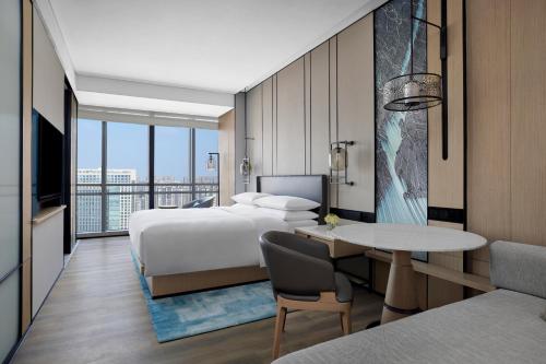 מיטה או מיטות בחדר ב-Changzhou Marriott Hotel Jintan