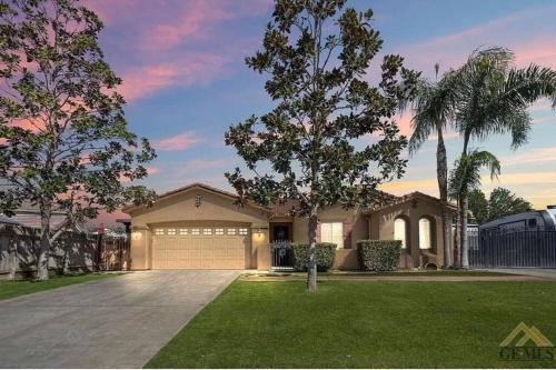 Cheerful 4-bedroom home with pool
